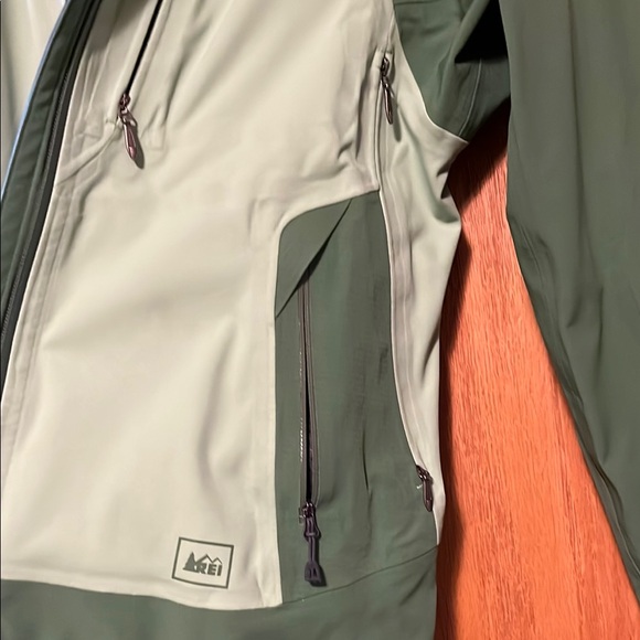 REI Green Rain 🌧️ Jacket for Ultimate Winter Protection - Picture 3 of 10